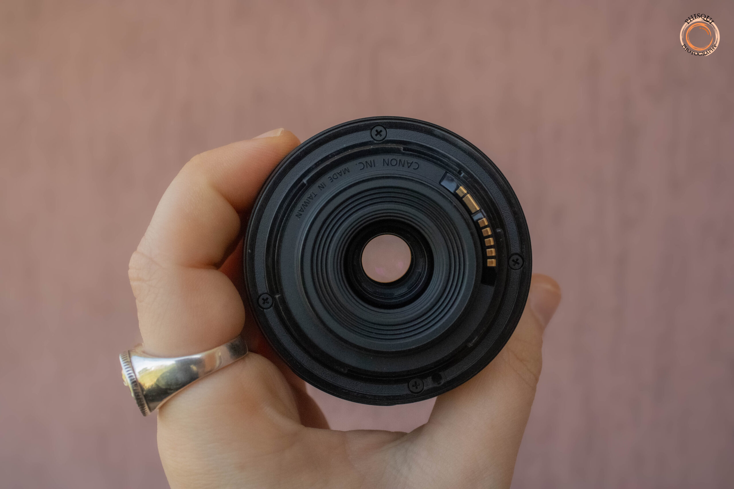 Immagine rappresentante l'obiettivo fotografico visto dal lato dell'attacco al corpo macchina